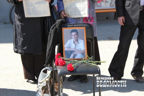 В Кургане почтили память убитого оппозиционного журналиста Владимира Кирсанова. «Попытки расследовать дело пресекаются»