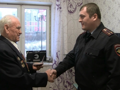 Начальник ОП-9 вручил российский паспорт ветерану Великой Отечественной
