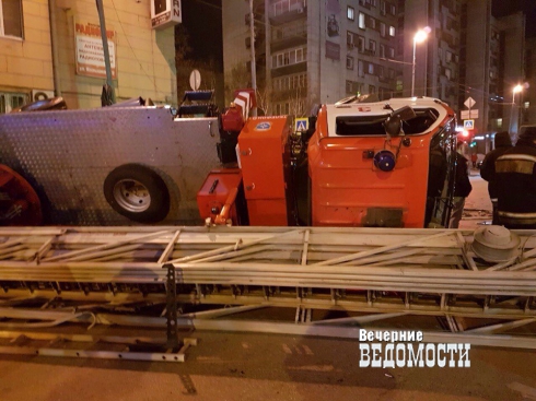 В центре Екатеринбурга «Опель» перевернул пожарную машину, ехавшую на вызов (ФОТО)