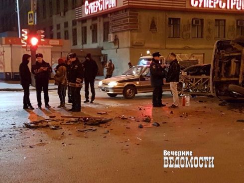 В центре Екатеринбурга «Опель» перевернул пожарную машину, ехавшую на вызов (ФОТО)