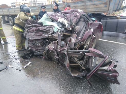 В автокатастрофе на Урале «Лада» превратилась в груду искореженного металла