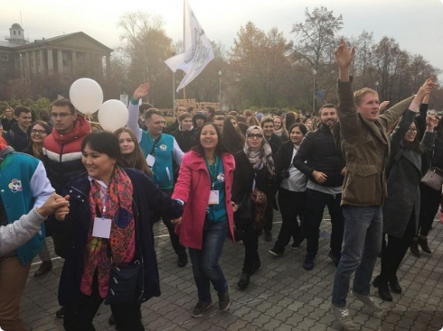 Четыре тысячи студентов сегодня водили хоровод в Екатеринбурге