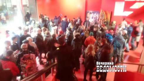 Из кинотеатра «Салют» эвакуируют пришедших на встречу с режиссером фильма «Матильда»