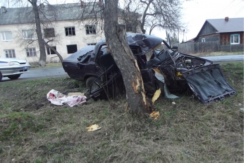 Свердловчанин врезался в дерево. Есть жертвы