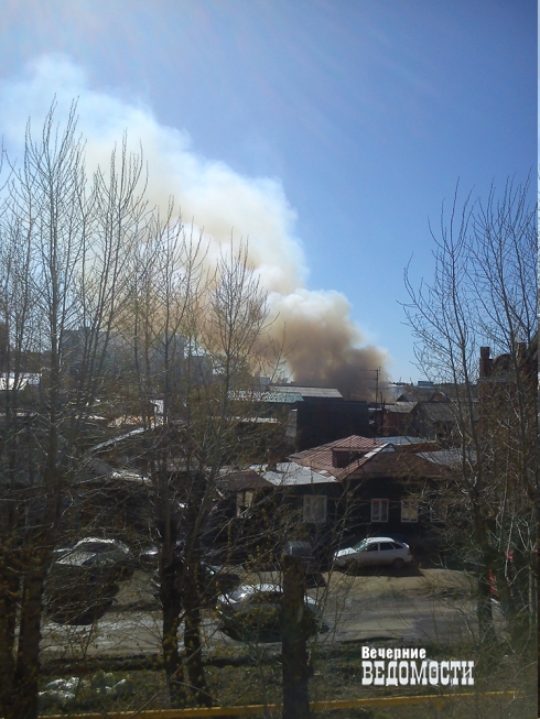 В Екатеринбурге на улице Шекспира крупный пожар. Площадь – 400 квадратных метров (фото)