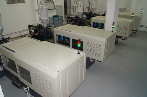 Свердловчане впервые в России начали производство бритвенных станков в колонии