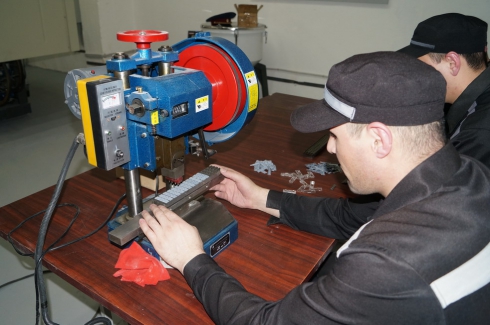 Свердловчане впервые в России начали производство бритвенных станков в колонии