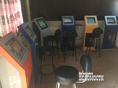 Свердловская полиция прикрыла очередное злачное место в Первоуральске (ФОТО)