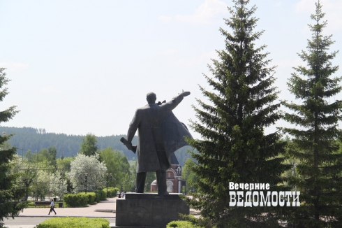 Свердловские чиновники наглотались пыли по дороге в Краснотурьинск