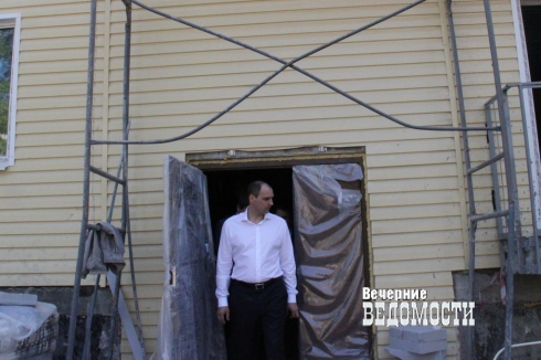 Свердловские чиновники наглотались пыли по дороге в Краснотурьинск