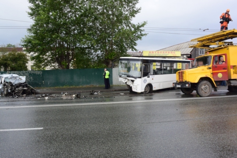 Audi протаранила автобус в Екатеринбурге. Четыре человека пострадали (ФОТО)