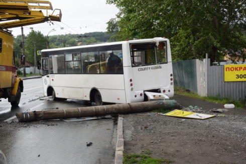 Audi протаранила автобус в Екатеринбурге. Четыре человека пострадали (ФОТО)