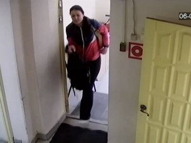 На Уралмаше женщина похитила мобильники у школьниц