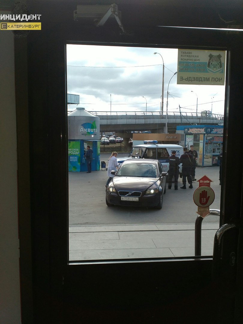 В Екатеринбурге блондинка на «Вольво» протаранила автомобиль ППС