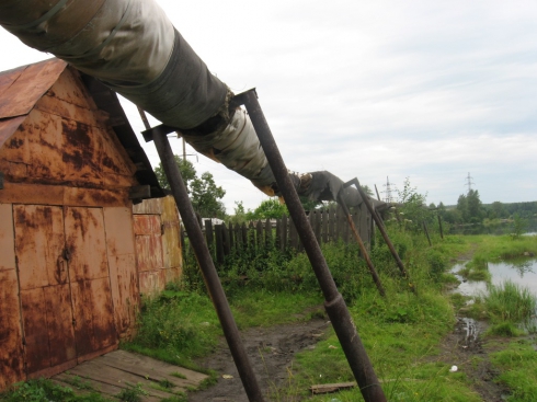 Жителей Баранчинского заблокировала теплотрасса. Не проедет ни скорая, ни пожарная (фото)