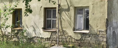 «Крыша еще не упала, но скоро упадет». Жители двухэтажки в Белоярском районе боятся, что их дом развалится на куски (ФОТО)