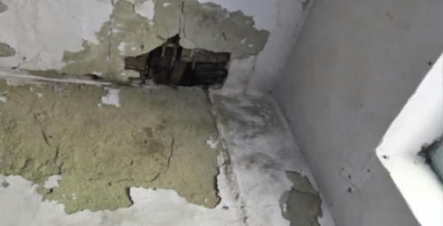 «Крыша еще не упала, но скоро упадет». Жители двухэтажки в Белоярском районе боятся, что их дом развалится на куски (ФОТО)