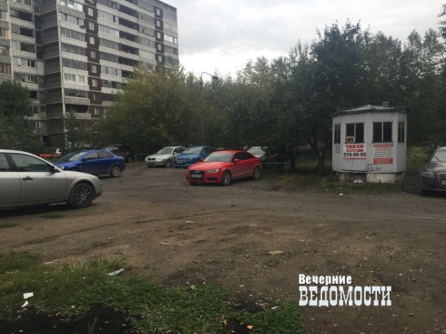 Полиция Екатеринбурга ликвидировала нелегальную парковку на ЖБИ (ФОТО)
