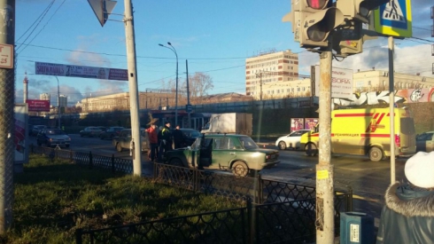 Вазовская «копейка» протаранила «Форд-Фокус» в Екатеринбурге (ФОТО)