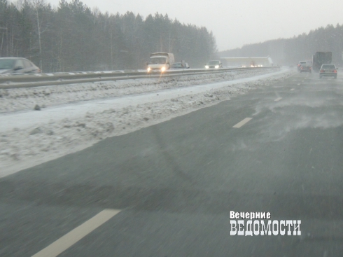 «Мы думали, что улетим под фуру». Снегоуборочная техника создает аварийную ситуацию на трассе Пермь – Екатеринбург (фото)