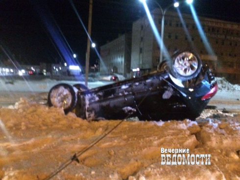 Пьяный водитель перевернулся на трамвайных путях в Екатеринбурге (ФОТО)