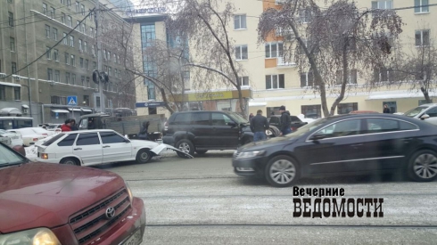 «Прадик» протаранил отечественную легковушку в центре Екатеринбурга (ФОТО)