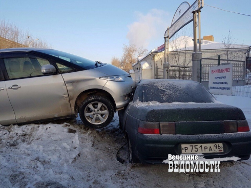 Минивэн вылетел на парковку в Екатеринбурге из-за наледи и колеи (ФОТО)