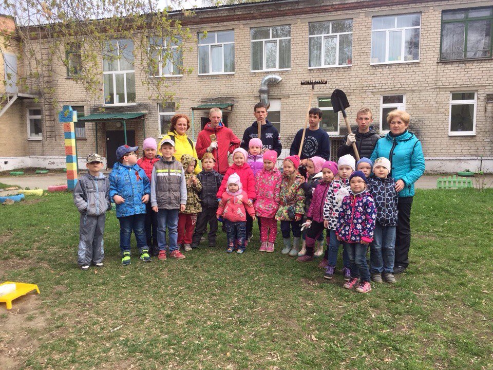 Екатеринбургские юнармейцы помогли дошколятам привести в порядок территорию детского сада