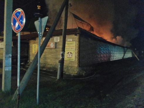 Ночью в Камышлове полыхал мини-рынок