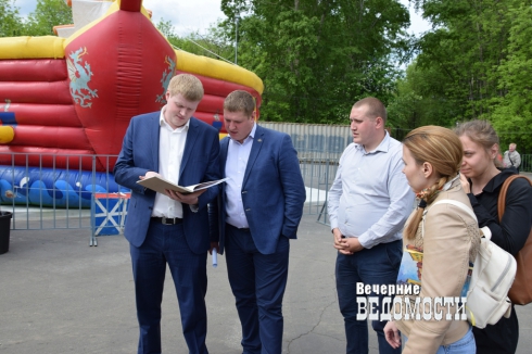 Общественники и чиновники проверили надувные аттракционы в Екатеринбурге (ФОТО)
