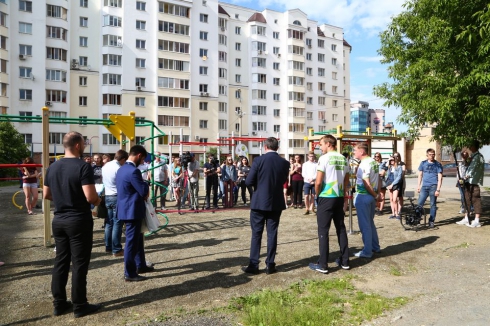 «Все чемпионы начинали тренироваться во дворах». Благотворительный фонд «Общества «Малышева 73» и олимпийцы открыли спортивную площадку для студентов УрФУ