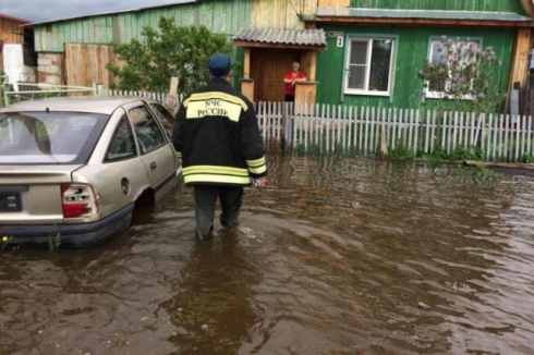 На Урале спасатели эвакуируют жителей затопленных поселков
