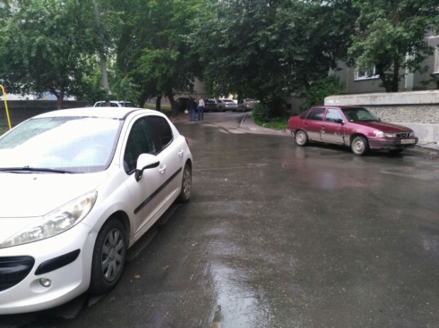 В екатеринбургском дворе машина сбила ребенка