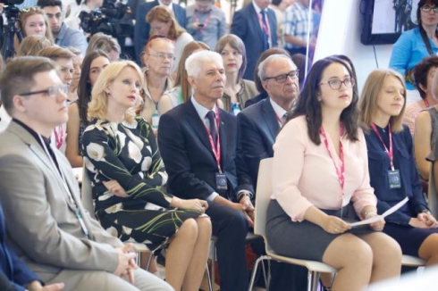 Евгений Куйвашев поздравил победителей молодежного конкурса «Минута технославы»