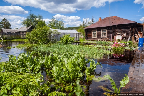 На Урале после проливных дождей затопило поселок 