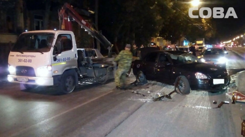 На улице Машиностроителей, врезавшись в трамвайную остановку, перевернулась Lada Priora