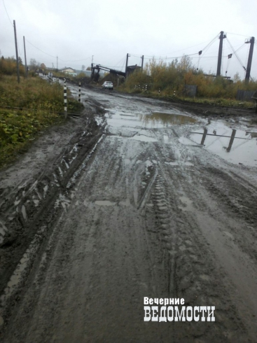 В свердловском селе ученики ходят в школу в темноте и по бездорожью