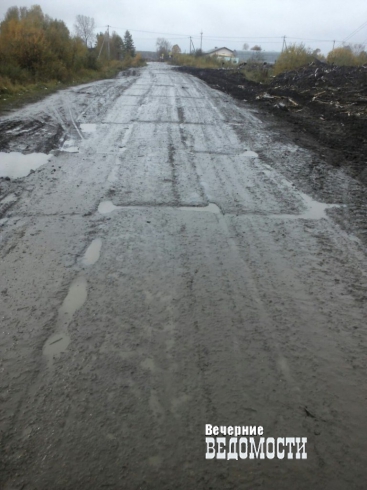 В свердловском селе ученики ходят в школу в темноте и по бездорожью