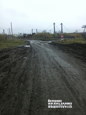 В свердловском селе ученики ходят в школу в темноте и по бездорожью