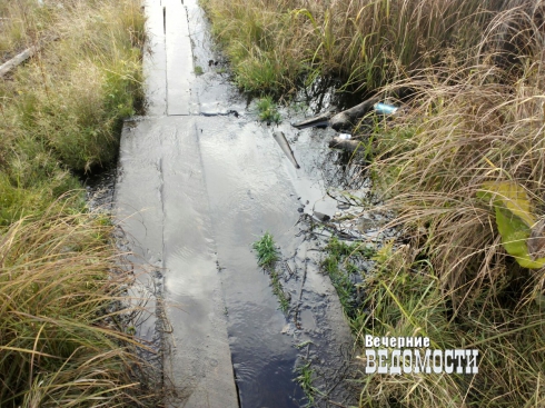 В свердловском селе ученики ходят в школу в темноте и по бездорожью