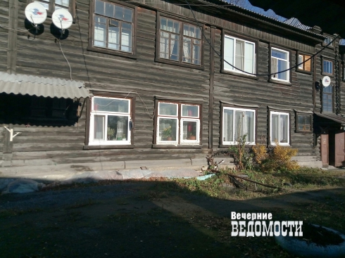 Во дворе многоквартирника в Серове четвертый год текут фекалии под окнами