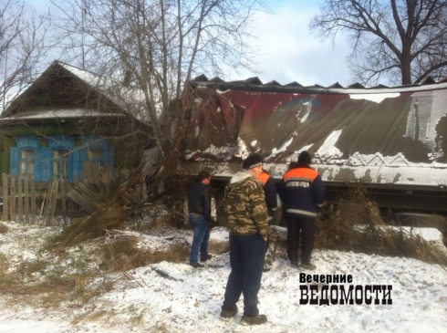 Под Белояркой фура протаранила жилой дом