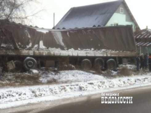 Под Белояркой фура протаранила жилой дом