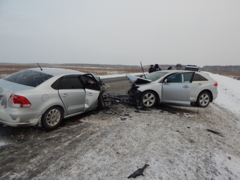 На Тюменском тракте лоб в лоб столкнулись две иномарки