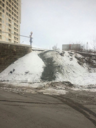 В Екатеринбурге засыпали более 30 опасных горок