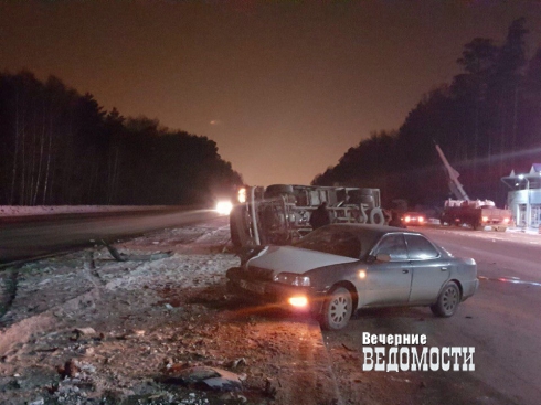На трассе под Екатеринбургом опрокинулся фургон с пивом