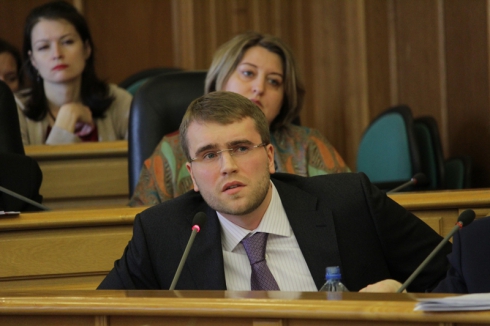 Мэрия Екатеринбурга не оставляет «гряземесов» в покое. Власти ищут способы наказать за парковку на газонах