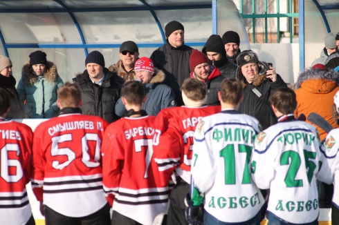 Подростки из Екатеринбурга сразились на хоккейном корте с ровесниками из Асбеста