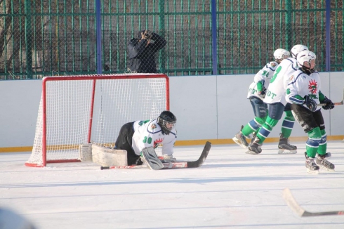 Подростки из Екатеринбурга сразились на хоккейном корте с ровесниками из Асбеста