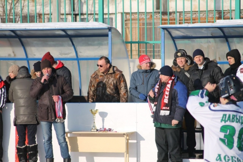 Подростки из Екатеринбурга сразились на хоккейном корте с ровесниками из Асбеста